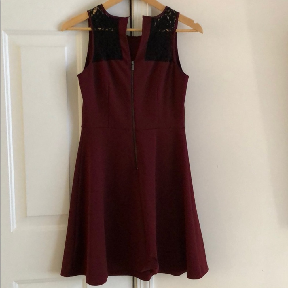 Mossimo maroon dress w/lace‎ details size small - Picture 4 of 5